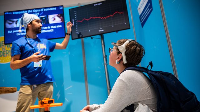 Freiwilliger, der das EEG-Headset aufsetzt